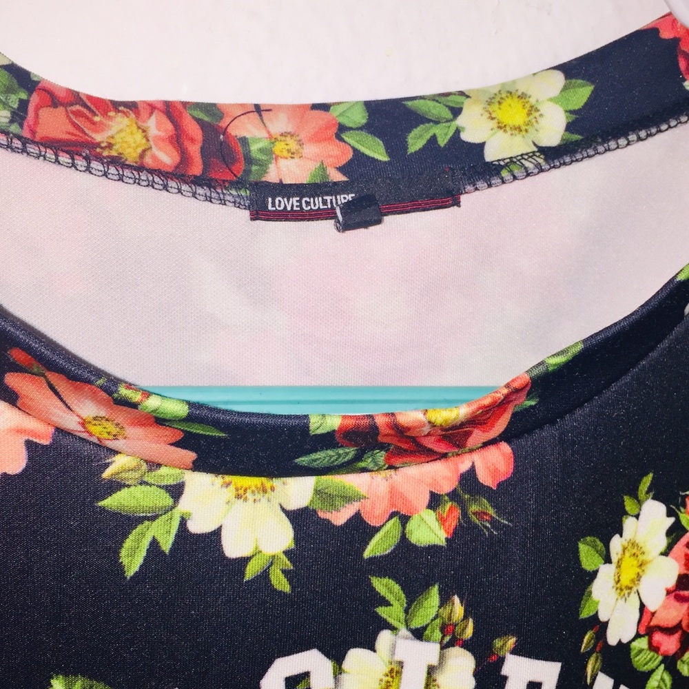 Floral pullover Size M. - Picture 7 of 8